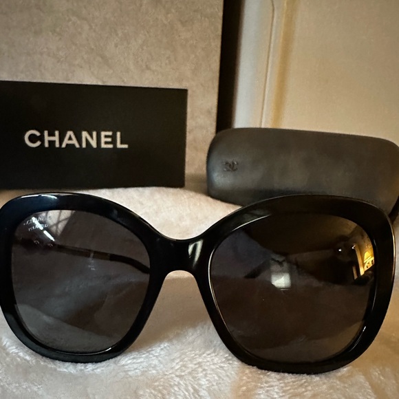 CHANEL Black and White Sunglasses with Polarized Lenses - Picture 3 of 9